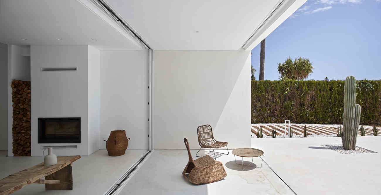 Salón abierto a terraza con suelo revestido de microcemento en Pamplona. 